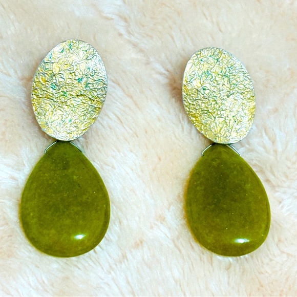 Vintage Bohemian Gold & Olive Teardrop  Jaded Stone Earrings - Picture 1 of 3